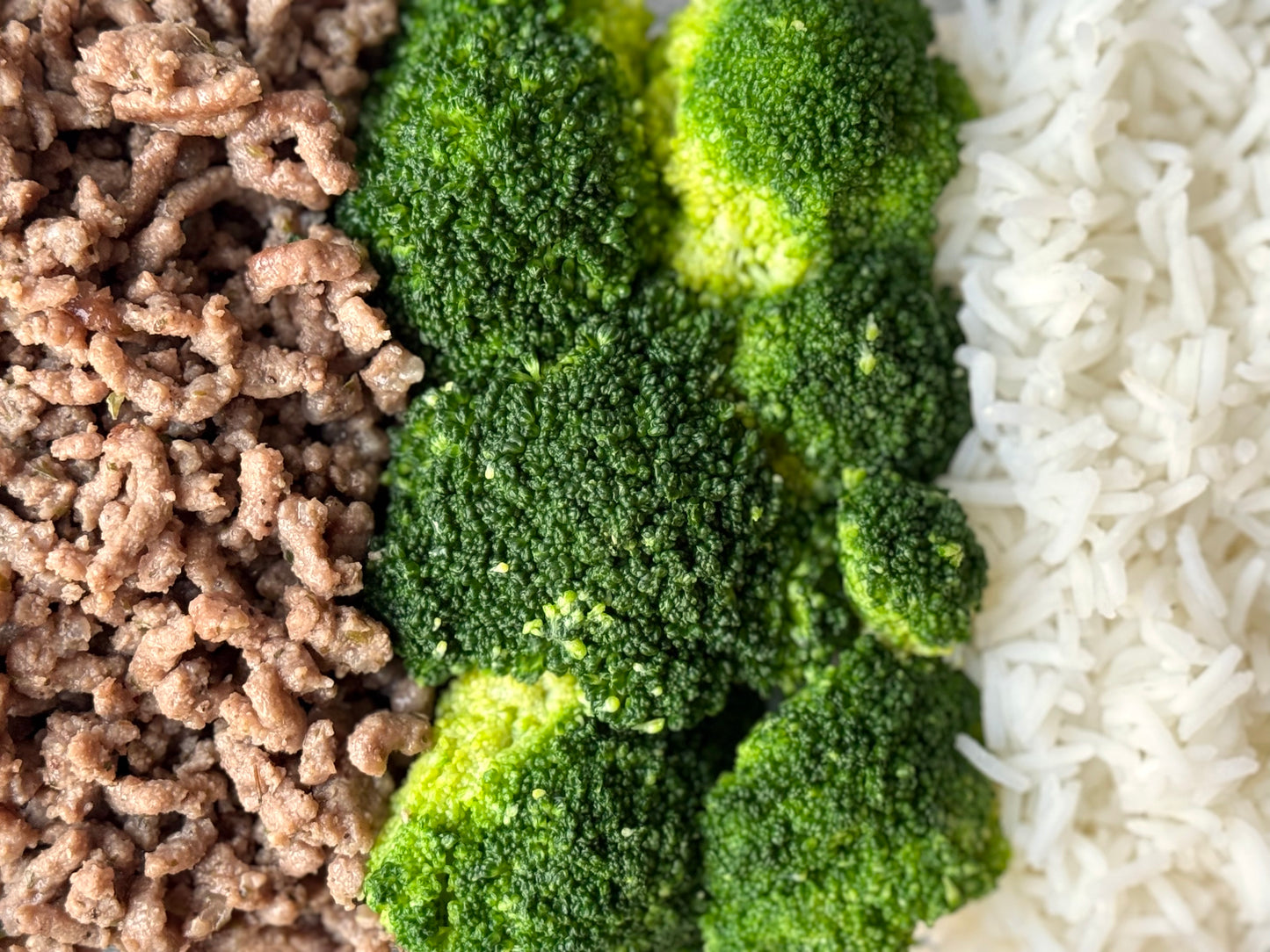 Carne picada de ternera salteada con arroz y brócoli cocido