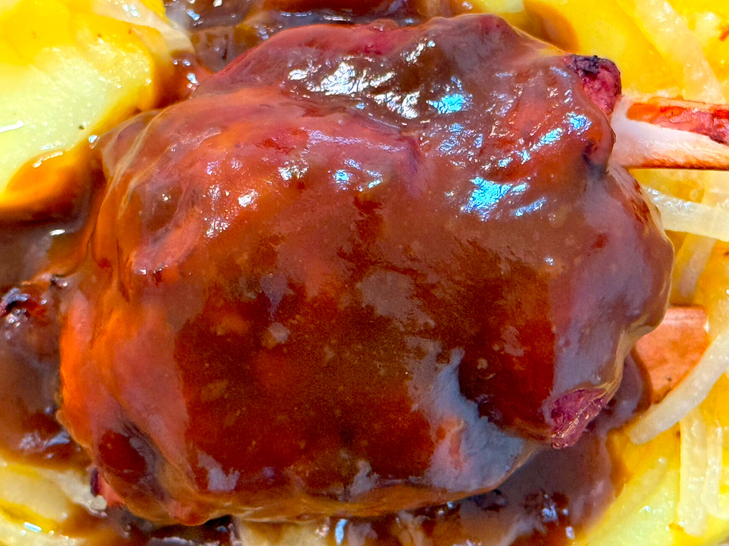 Codillo asado con jugo de carne y patata panadera