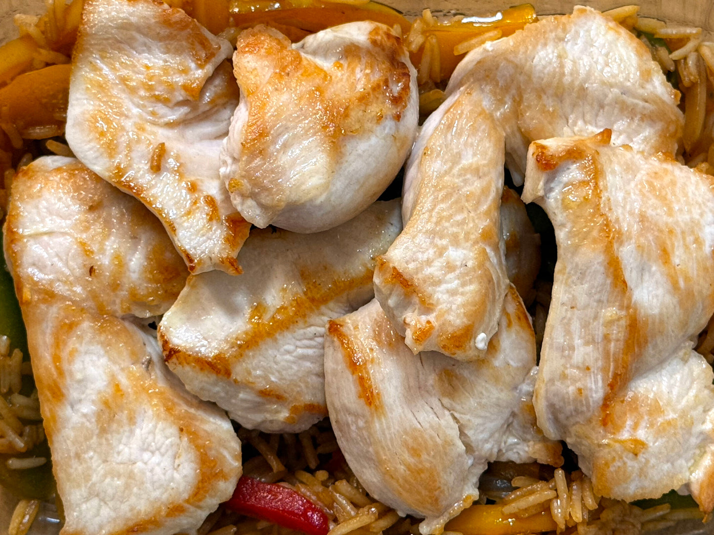 Medallones de pollo con arroz salteado con verduras y soja