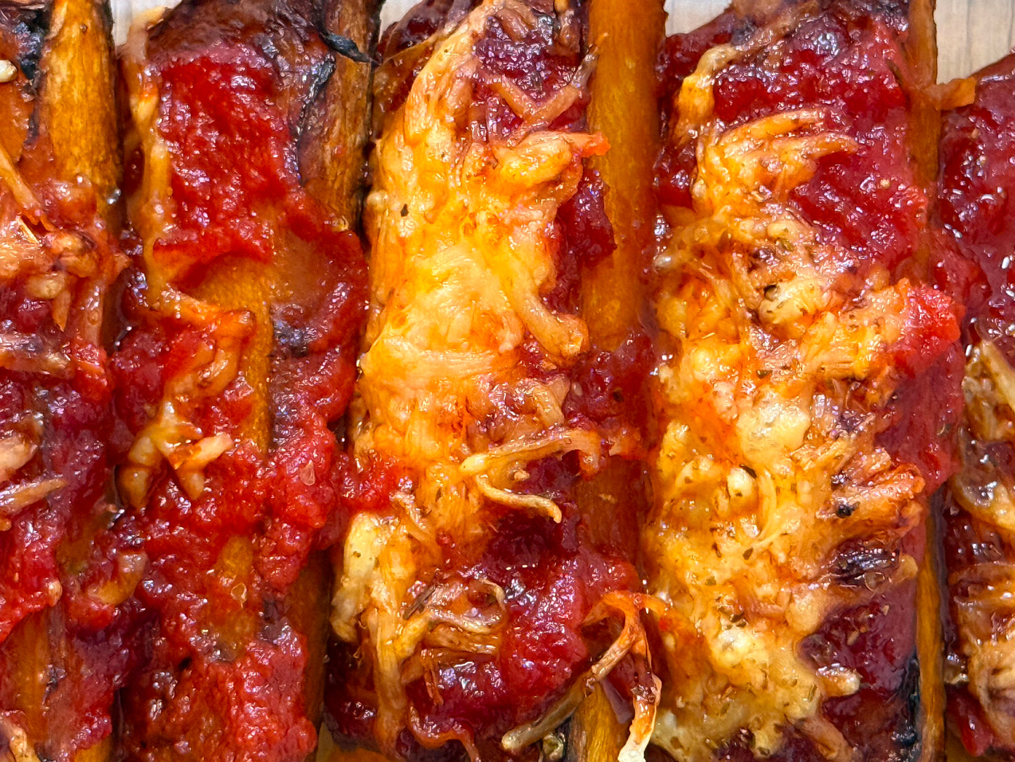 Milanesa de calabaza con tomate frito y queso gratinado