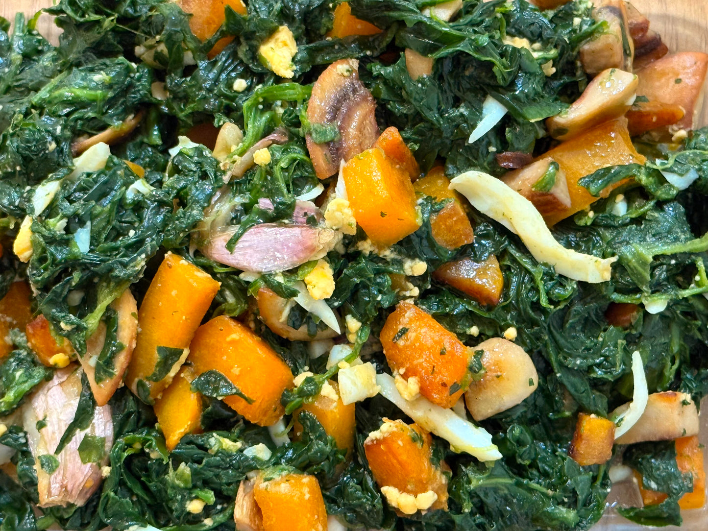 Acelga con calabaza, champiñones, huevo duro y refrito de ajos