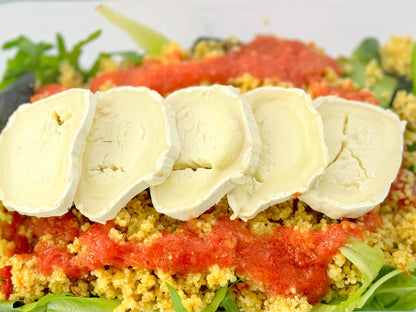 Cuscús con brotes tiernos, queso de cabra y tomate rallado