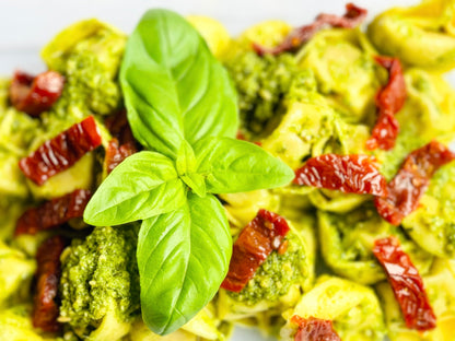 Tortellinis de ternera al pesto de albahaca y tomate seco