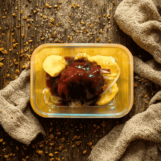 Codillo asado con jugo de carne y patata panadera