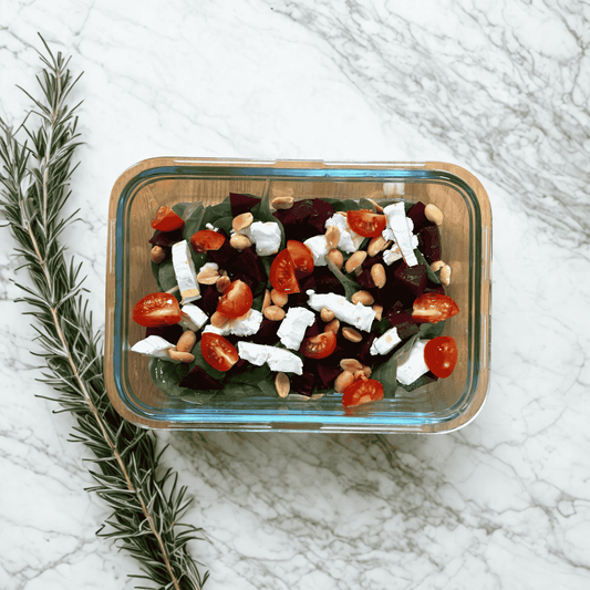 Ensalada de espinacas con remolacha, queso de cabra tomate cherry y cacahuetes