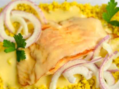 Salmón con salsa Beurre blanc, cuscús y cebolla morda