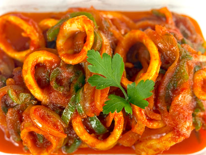 Calamares encebollados con tomate