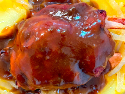 Codillo asado con jugo de carne y patata panadera
