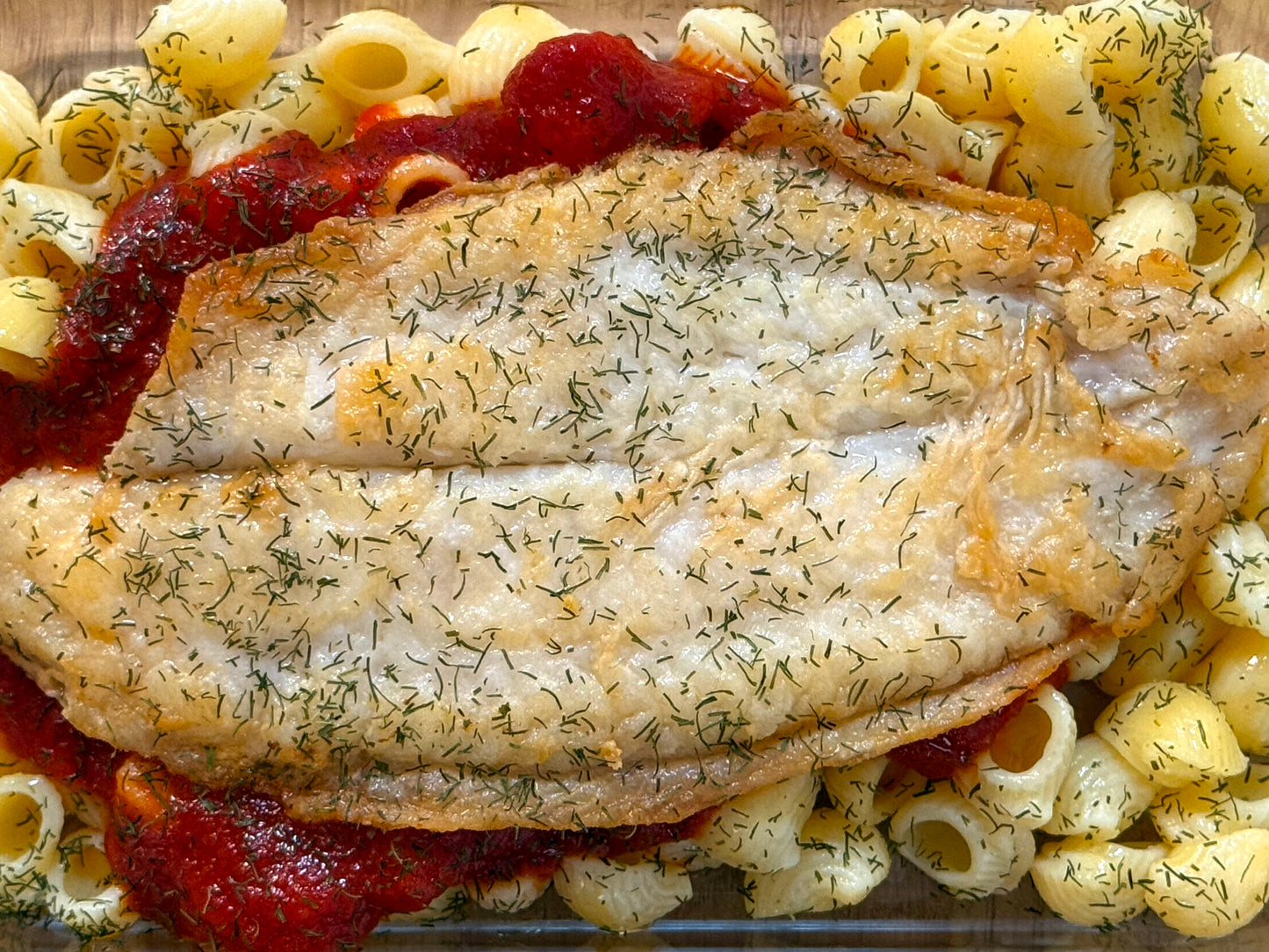 Filete de panga con pasta tiburón y salsa de tomate con eneldo