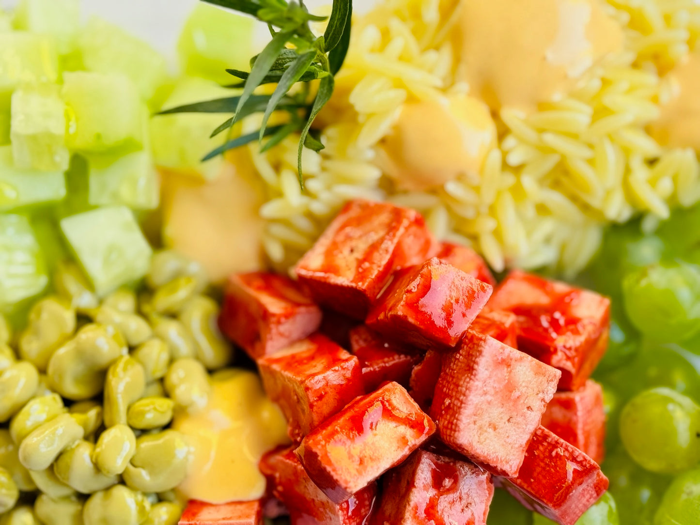 Poke bowl con tofu macerado en remolacha, pepino, uva, arroz y mahonesa de soja