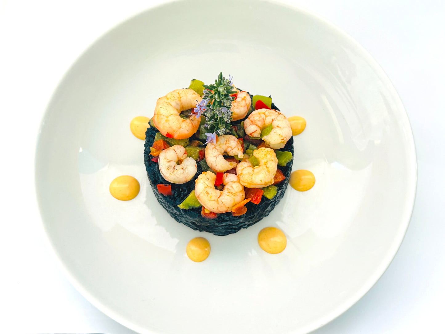 Arroz negro con gambas y alioli