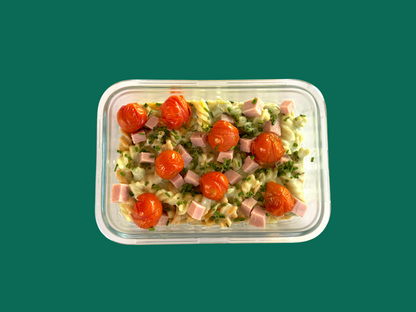 Macarrones con salsa de queso azul, cherrys y jamón de York